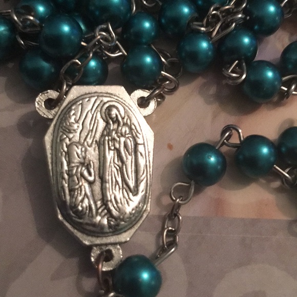 Vintage green faux pearl rosary crucifix Catholic - Picture 4 of 6